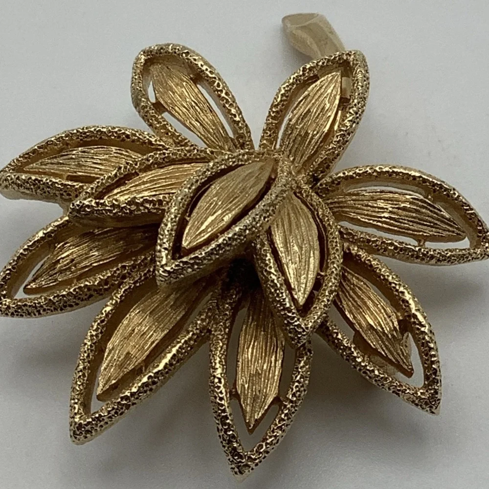 Vintage Avon Goldtone 2” Lotus Brooch